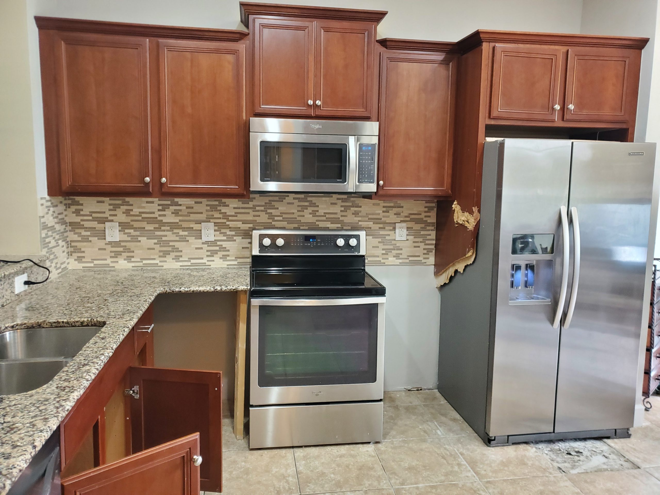 Dated oak kitchen cabinets before refacing